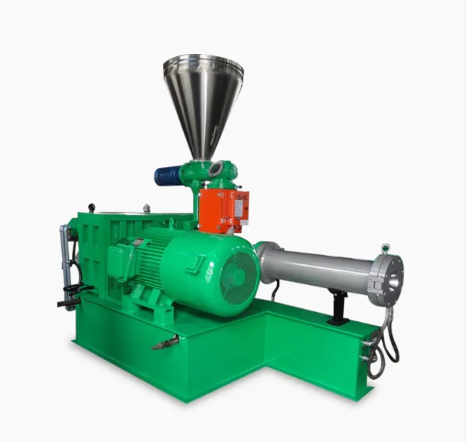 Wie kann ich sicherstellen, dass das Material mit einer stetigen Geschwindigkeit in den Extruder der Planetenschraube gelangt?